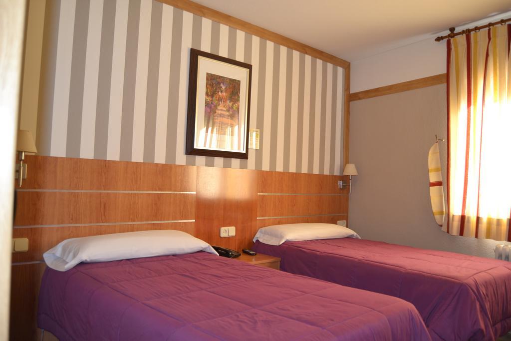 Hostal Don Juan I Alcala de Henares Luaran gambar