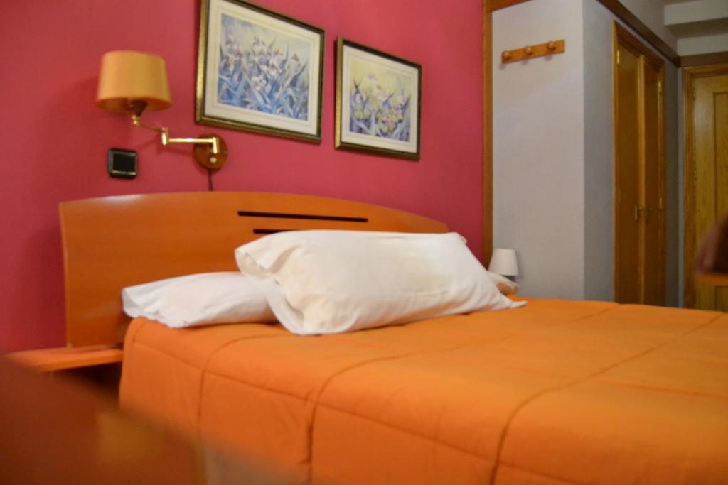Hostal Don Juan I Alcala de Henares Luaran gambar
