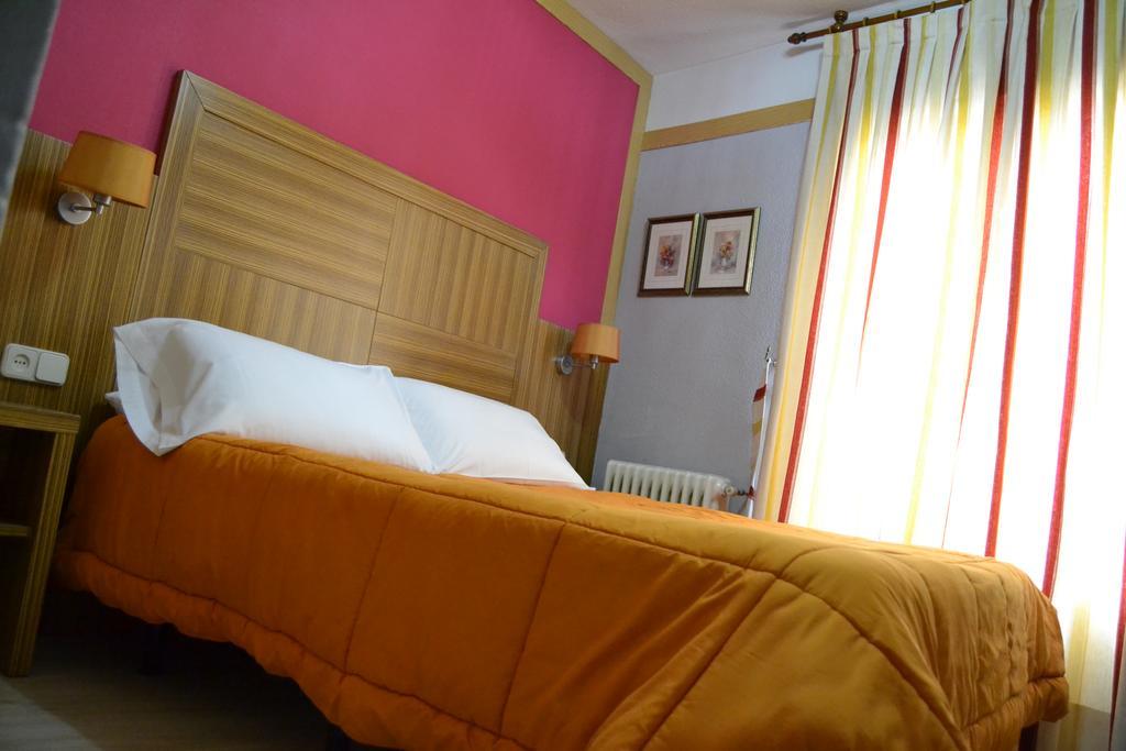 Hostal Don Juan I Alcala de Henares Luaran gambar