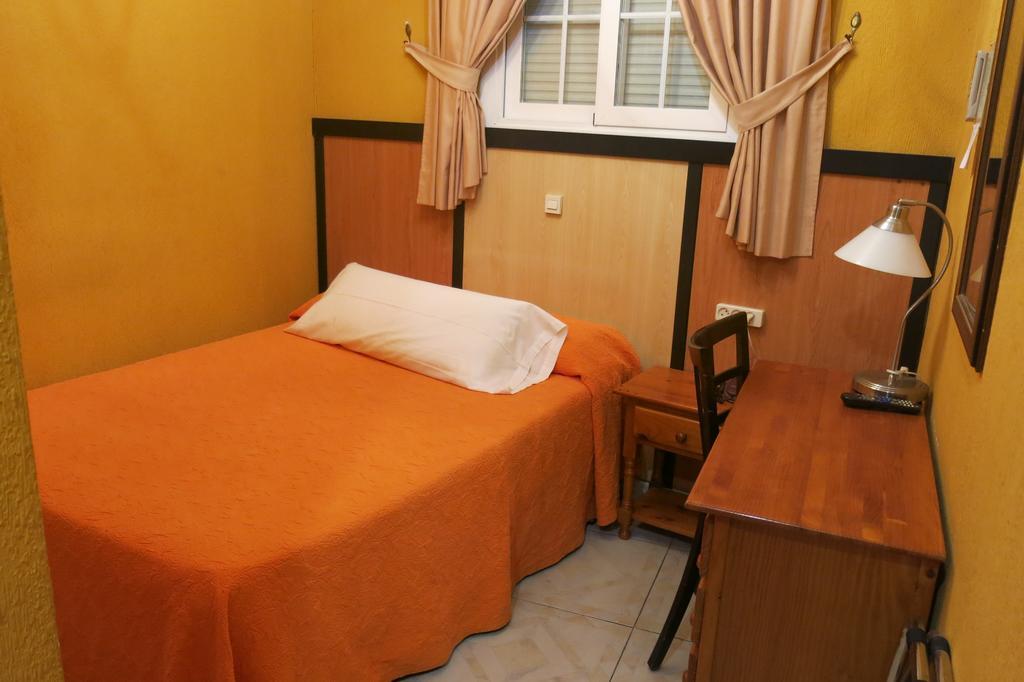 Hostal Don Juan I Alcala de Henares Luaran gambar